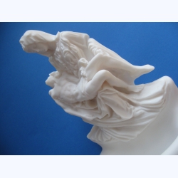 Kropielnica wisząca do domu z alabastru-Matka Boska trzymająca na kolanach Jezusa Pieta